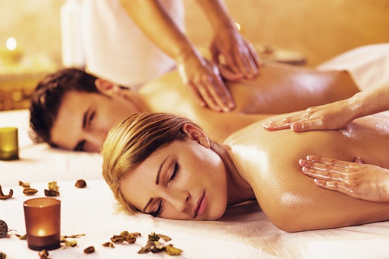 massage bằng tinh dầu thảo dược